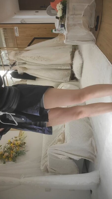 婚纱店の眼镜娘返场！休学大学生萝莉音被猛男托起狂操，骑乘位后入式玩遍所有姿势